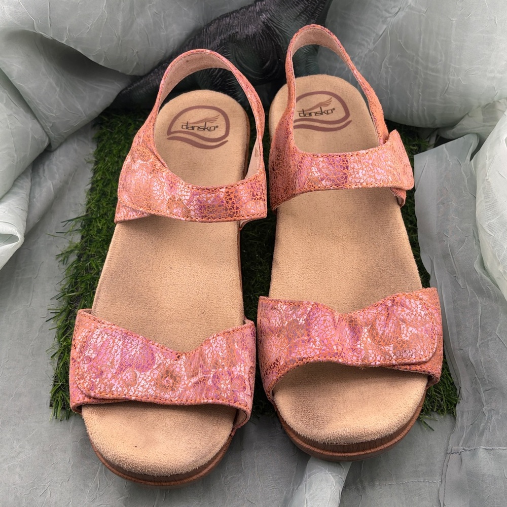 Dansko Women’s Sonnet Pink Embossed Metallic Floral Wedge Sandals | 38 - Picture 9 of 15